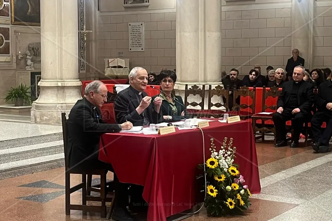 <p>La prolusione del presidente della Cei, il cardinale Matteo Zuppi, nella basilica cattedrale del Duomo di Reggio</p>\\n