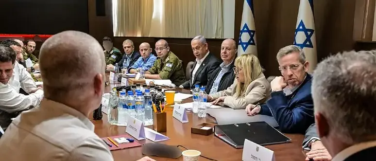 Il governo israeliano approva l’accordo su Gaza, parte lo scambio: 33 rapiti per oltre 1.700 prigionieri palestinesi\n