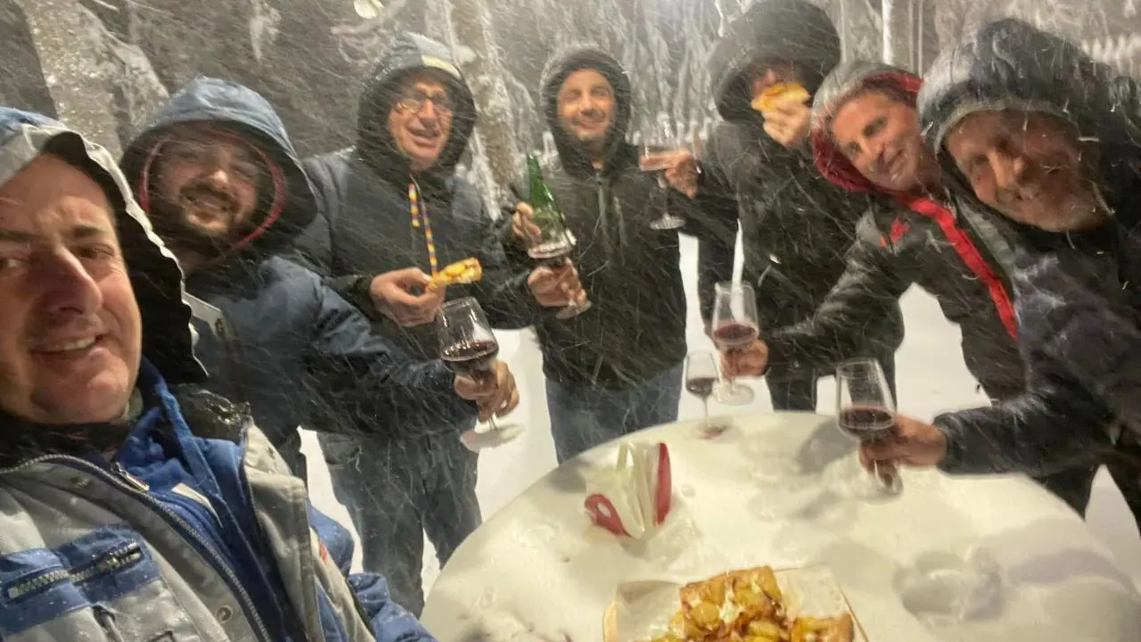 La neve non fa paura: ad Acri \"aperitivo\" a base di pizza sotto la dama bianca