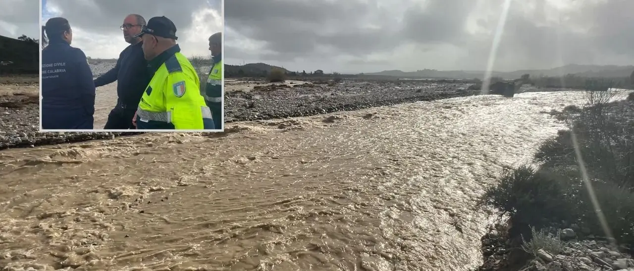 La tempesta Gabri chiama e lo Stilaro risponde, il fiume rompe gli argini ed esonda: «Situazione critica nel Reggino»\n