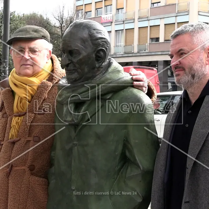 Cosenza, al flash mob per la statua di Giacomo Mancini le bordate\u00A0del figlio Pietro: «I giganti fanno paura ai nani»\n