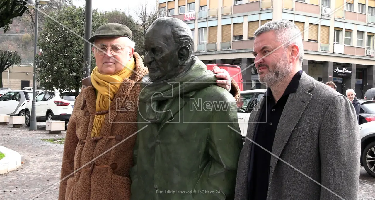 Cosenza, al flash mob per la statua di Giacomo Mancini le bordate\u00A0del figlio Pietro: «I giganti fanno paura ai nani»\n