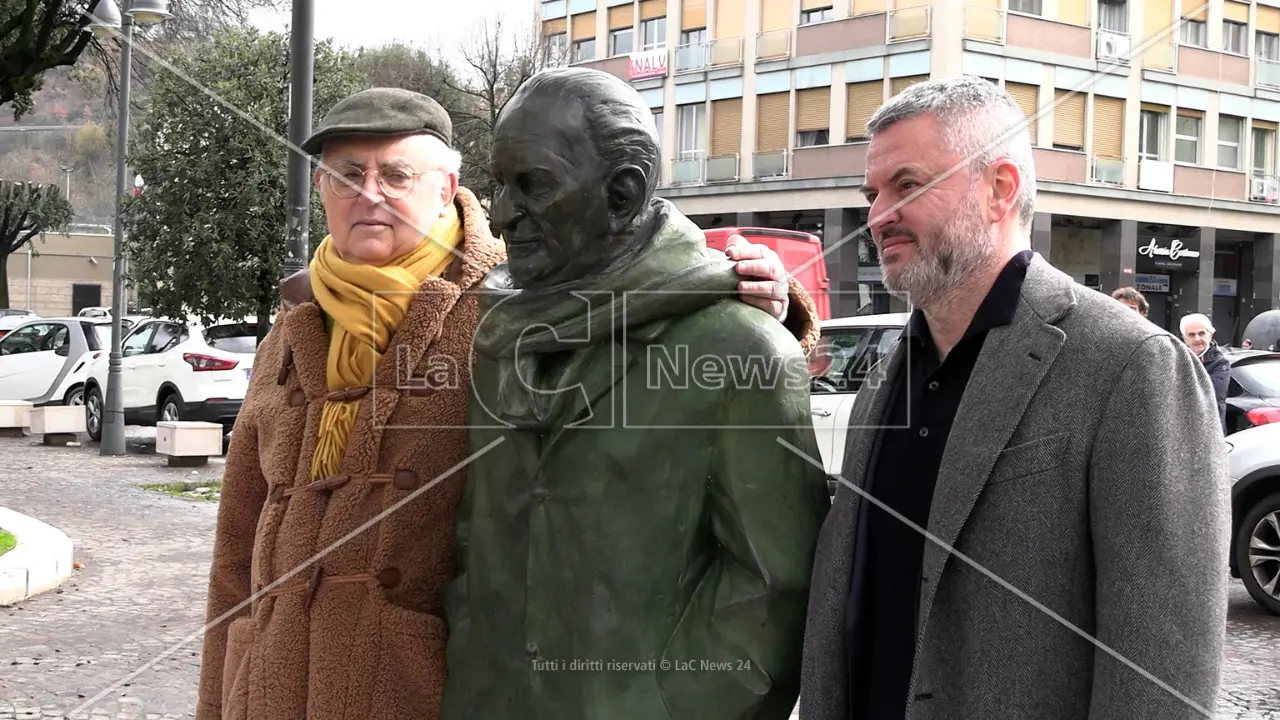 Cosenza, al flash mob per la statua di Giacomo Mancini le bordate\u00A0del figlio Pietro: «I giganti fanno paura ai nani»\n