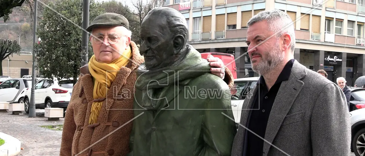 Cosenza, al flash mob per la statua di Giacomo Mancini le bordate\u00A0del figlio Pietro: «I giganti fanno paura ai nani»\n
