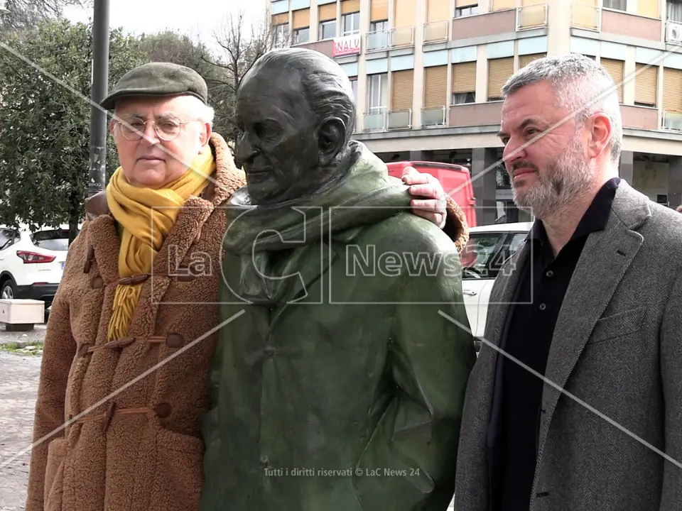 Cosenza, al flash mob per la statua di Giacomo Mancini le bordate del figlio Pietro: «I giganti fanno paura ai nani»