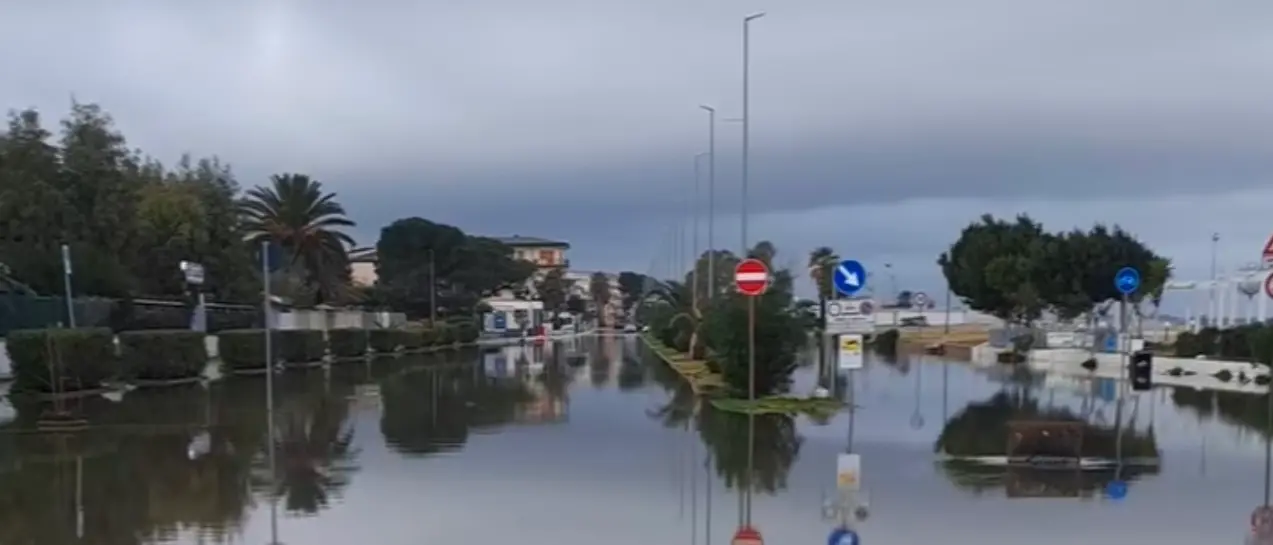 A Corigliano Rossano frane e allagamenti. Partoriente bloccata per strada mentre cerca di andare in ospedale