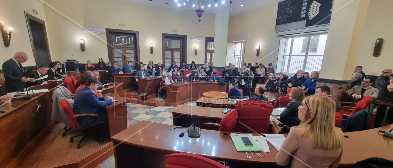 Vibo Valentia, l’acqua non è potabile ma il Consiglio comunale non lo “certifica”. L’Asp diserta la seduta\n