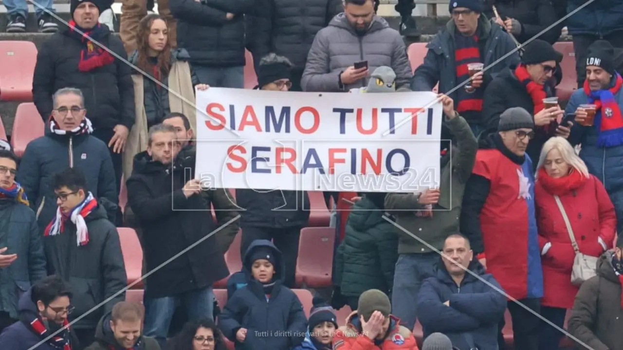 Lo striscione Siamo tutti Serafino esposto a Cremona (Foto Francesco Grazioli)