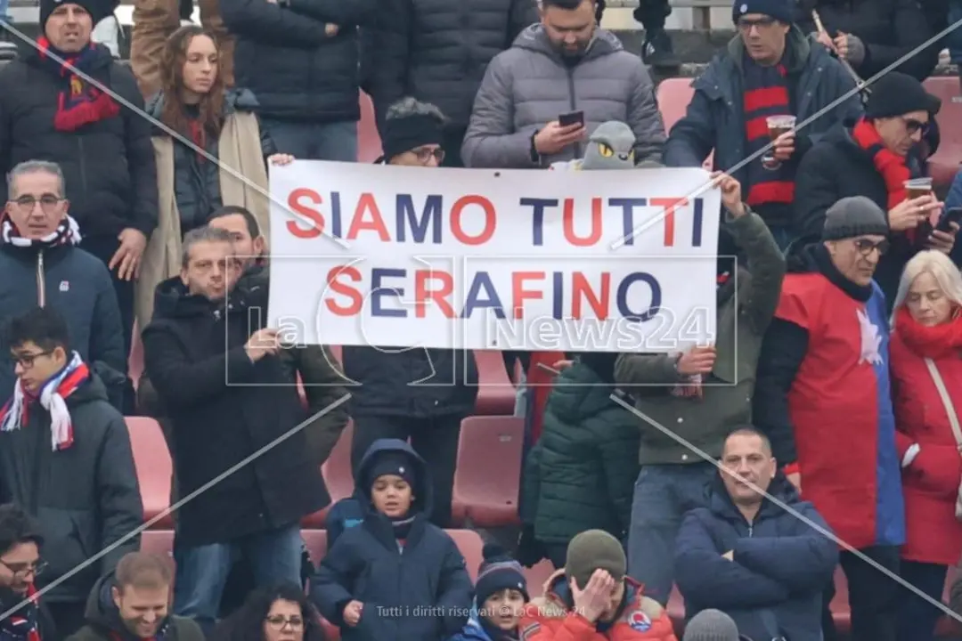 Lo striscione Siamo tutti Serafino esposto a Cremona (Foto Francesco Grazioli)