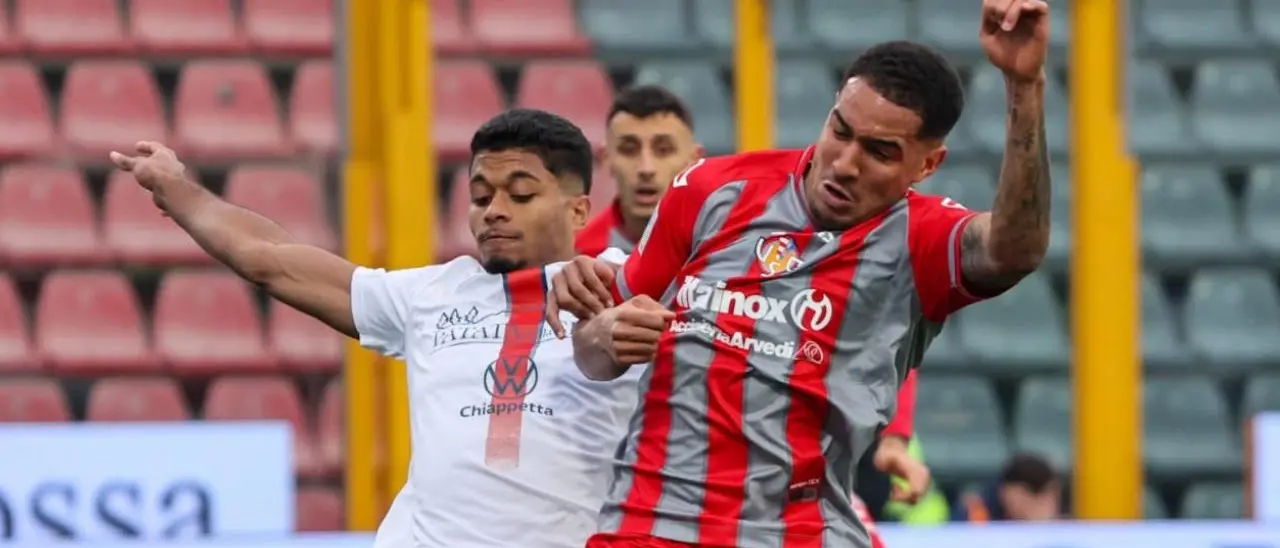 Cosenza, inutile resistenza con la Cremonese. Vazquez e Jhonsen piegano i Lupi rimasti in 10