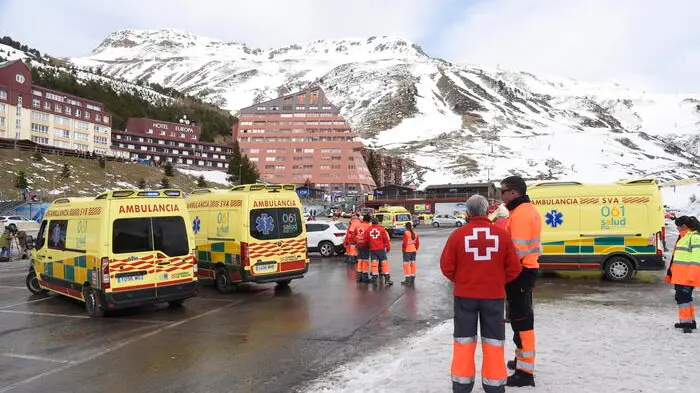 Incidente in una seggiovia sui Pirenei in Spagna, cede il cavo e cadono alcuni sedili: 10\u00A0feriti in ospedale\n