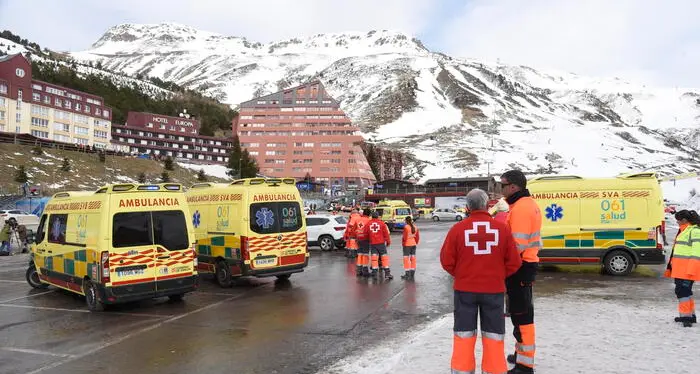 Incidente in una seggiovia sui Pirenei in Spagna, cede il cavo e cadono alcuni sedili: 10\u00A0feriti in ospedale\n