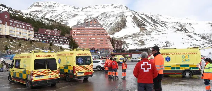 Incidente in una seggiovia sui Pirenei in Spagna, cede il cavo e cadono alcuni sedili: 10\u00A0feriti in ospedale\n