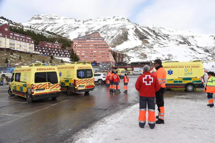 <p>I soccorsi sul luogo dell&#39;incidente (foto Ansa)</p>\\n , EPA