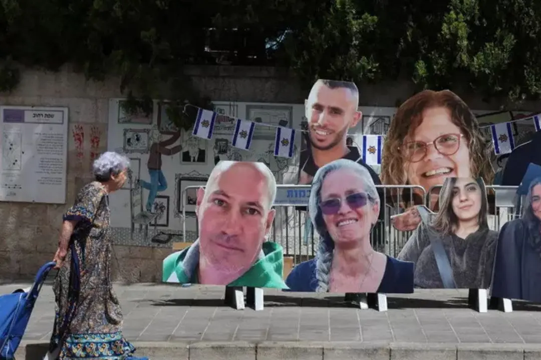 I volti degli ostaggi israeliani per strada