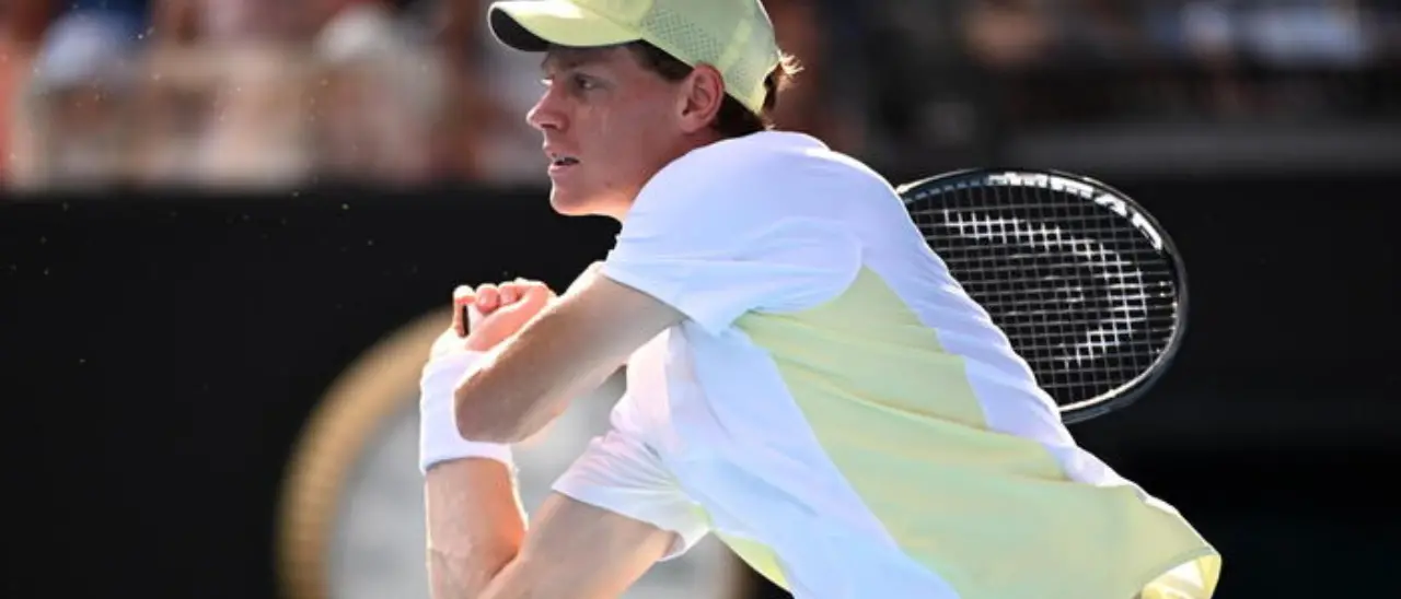 Tennis, Sinner e Sonego volano ai quarti degli Australian Open: battuti Rune e Tien in 4 set