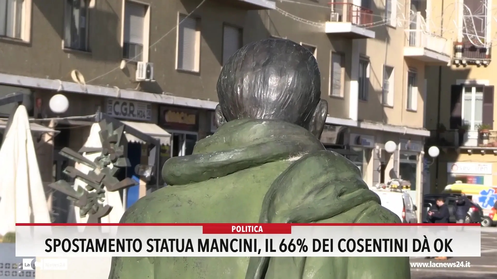 Spostamento della statua di Mancini, il 66 per cento dei cosentini è d'accordo