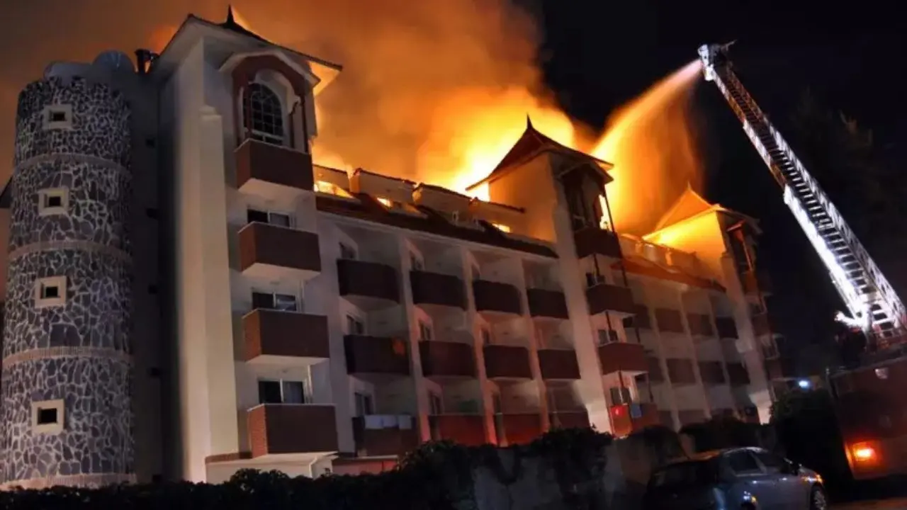 Le fiamme avvolgono un hotel in Turchia