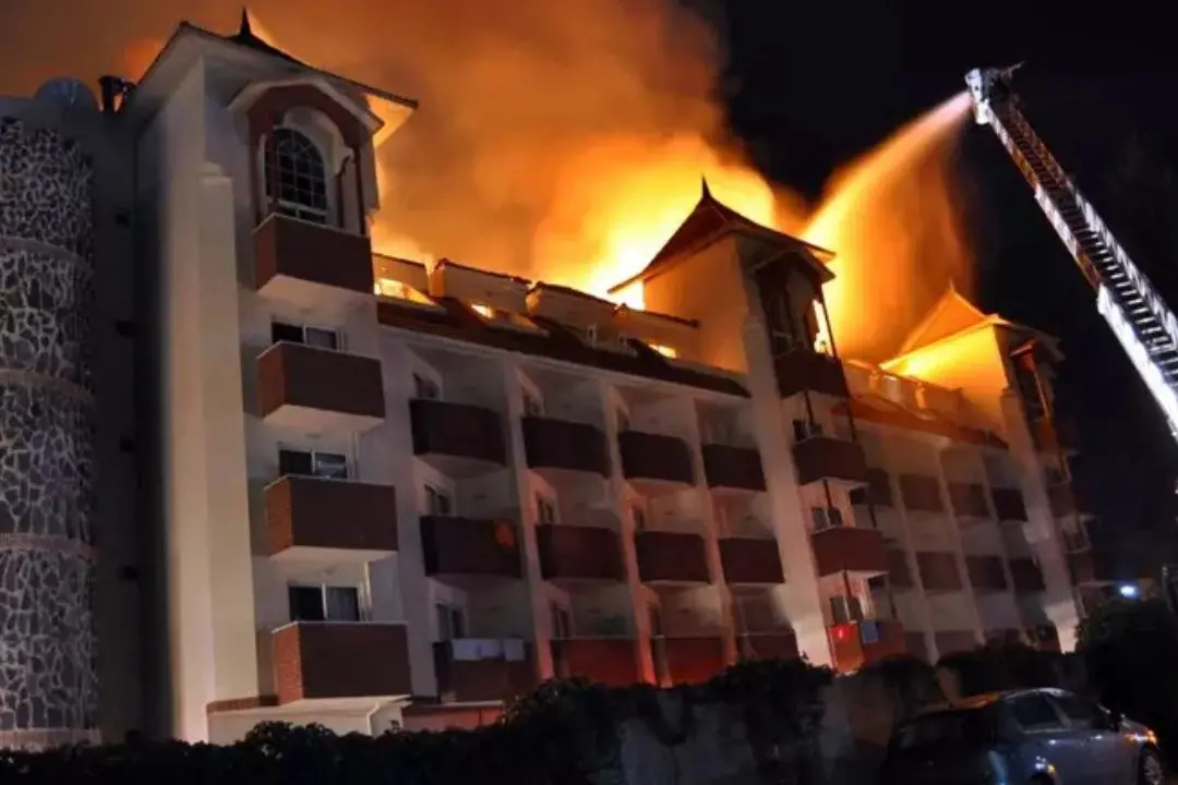 Le fiamme avvolgono un hotel in Turchia