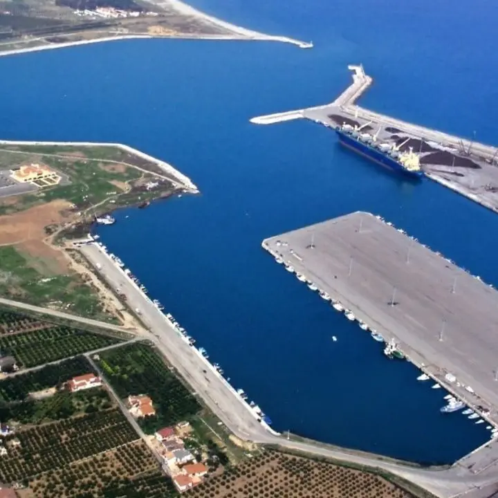 Porto di Corigliano, un gigante che collassa: quasi 60 anni di promesse per uno spreco da 50 milioni di euro\n
