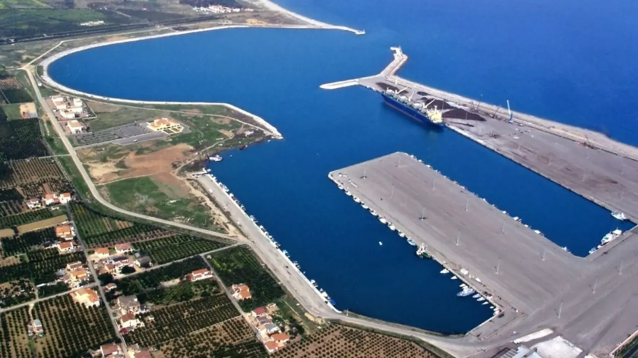 Porto di Corigliano, un gigante che collassa: quasi 60 anni di promesse per uno spreco da 50 milioni di euro\n