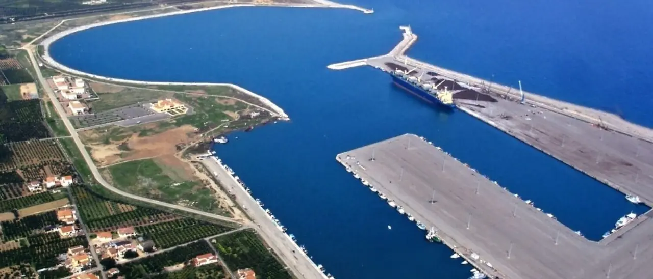 Porto di Corigliano, un gigante che collassa: quasi 60 anni di promesse per uno spreco da 50 milioni di euro\n