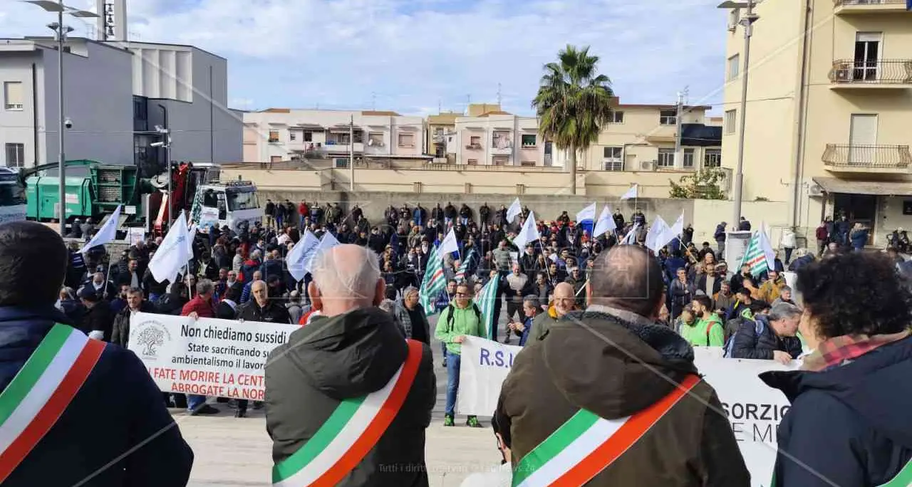 Centrale del Mercure, sit in a Palazzo Campanella contro l’emendamento Laghi: «Difendiamo il lavoro»