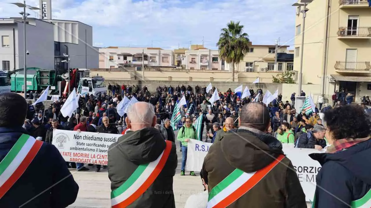 Centrale del Mercure, sit in a Palazzo Campanella contro l’emendamento Laghi: «Difendiamo il lavoro»