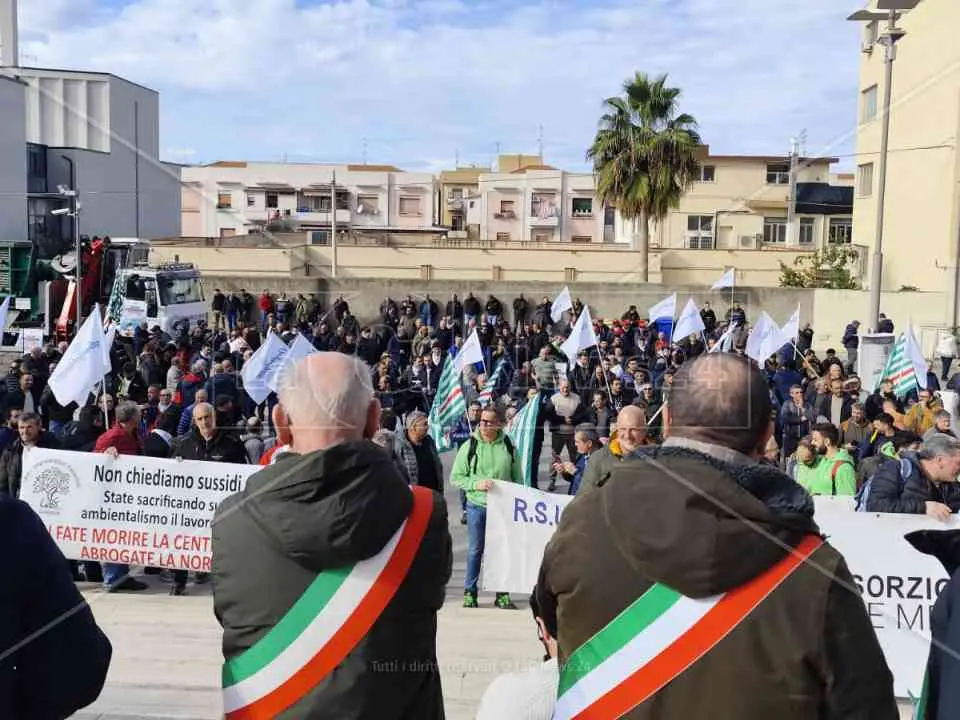 Centrale del Mercure, sit in a Palazzo Campanella contro l’emendamento Laghi: «Difendiamo il lavoro»