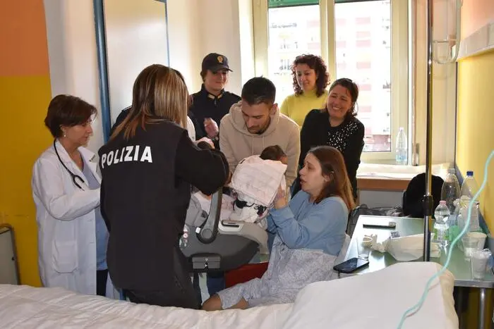 «Pensavo di non rivederla più, accanto a me una poliziotta che è stata un angelo», fine dell’incubo per la mamma della neonata rapita