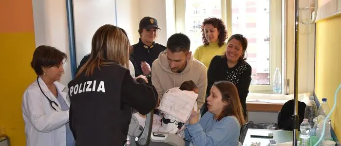 «Pensavo di non rivederla più, accanto a me una poliziotta che è stata un angelo», fine dell’incubo per la mamma della neonata rapita