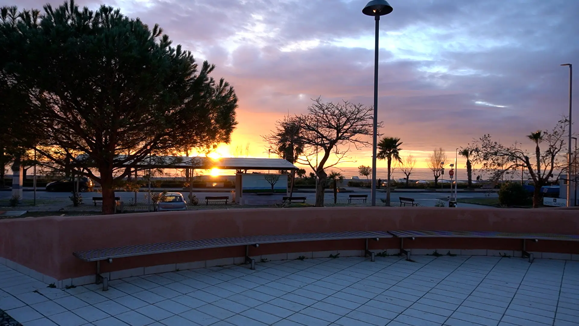 <p>Uno scorso del lungomare di Praia a Mare</p>\\n