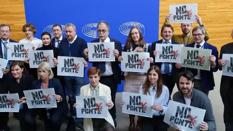 Ponte sullo Stretto, flashmob di Pd, Avs e M5S al Parlamento europeo per dire “no” «all’ecomostro voluto da Salvini»