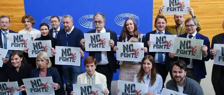 Ponte sullo Stretto, flashmob di Pd, Avs e M5S al Parlamento europeo per dire “no” «all’ecomostro voluto da Salvini»\n