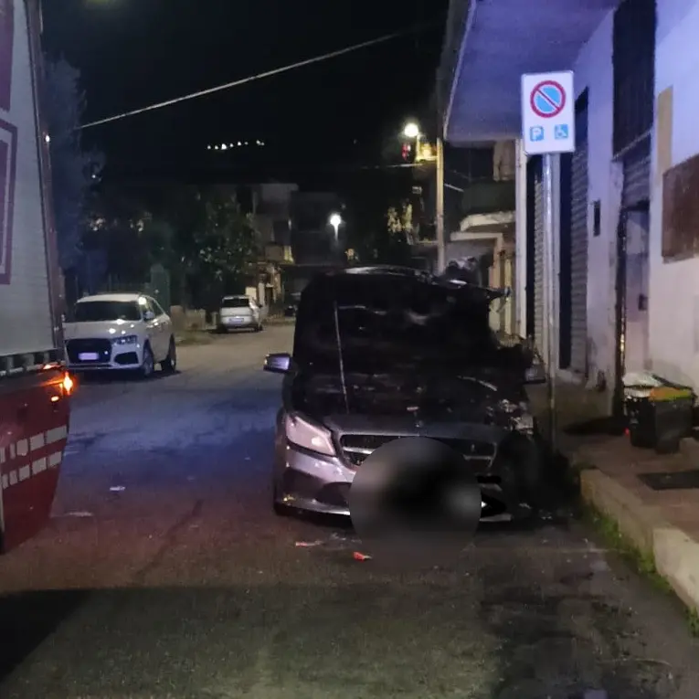 Corigliano Rossano, ancora un’auto in fiamme nella notte: in corso le indagini dei carabinieri