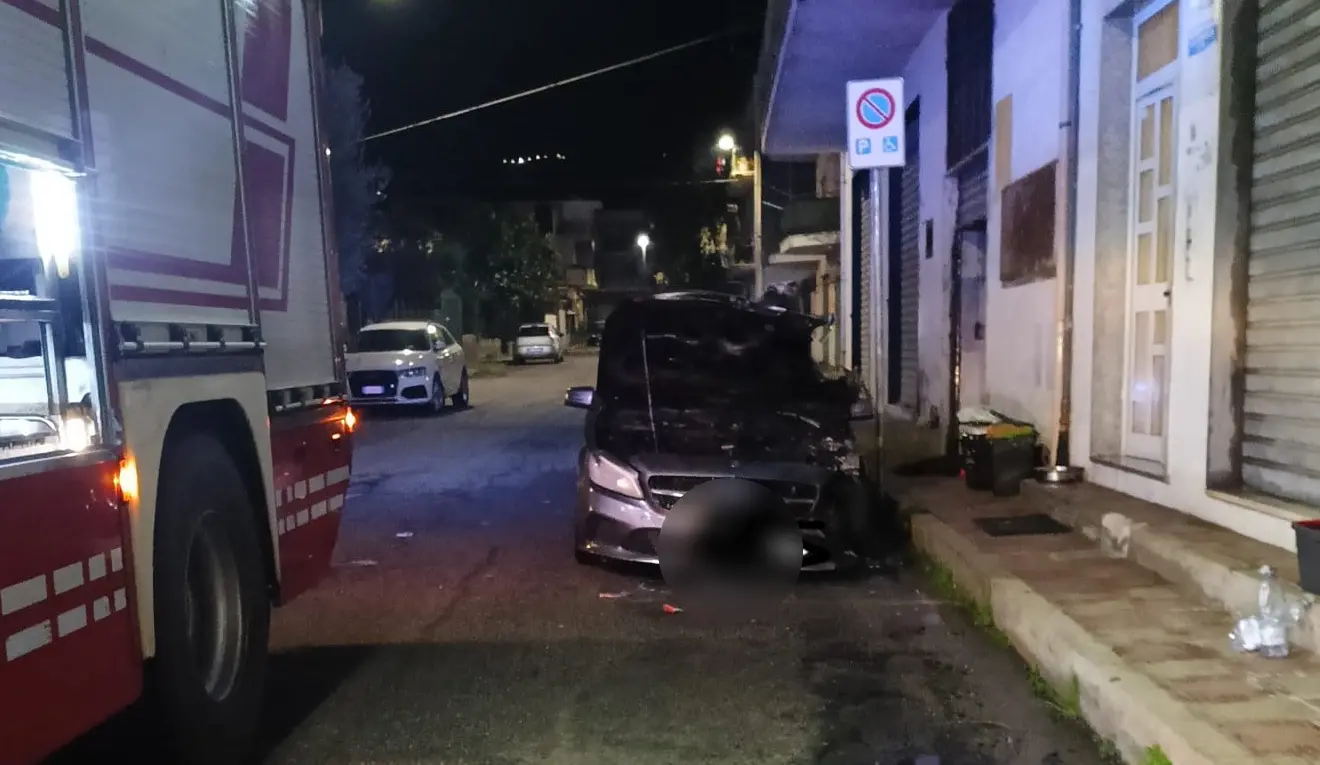 Corigliano Rossano, ancora un’auto in fiamme nella notte: in corso le indagini dei carabinieri