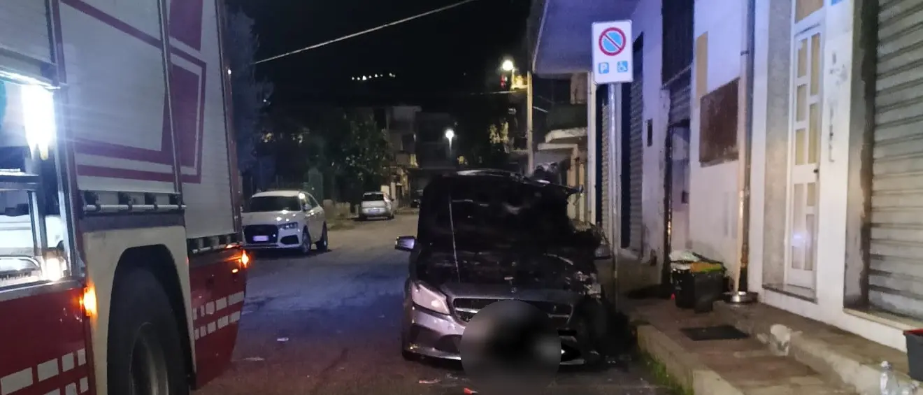 Corigliano Rossano, ancora un’auto in fiamme nella notte: in corso le indagini dei carabinieri