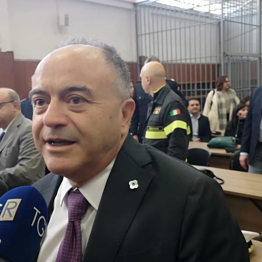 L’abbraccio di Gratteri al neo procuratore di Crotone Guarascio: «È nel suo posto naturale. Consigli? Respinga i lacchè»\n