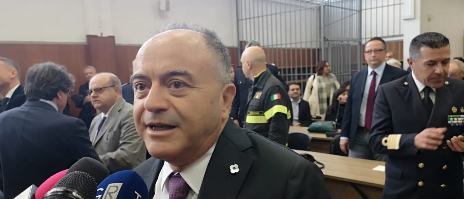 L’abbraccio di Gratteri al neo procuratore di Crotone Guarascio: «È nel suo posto naturale. Consigli? Respinga i lacchè»\n