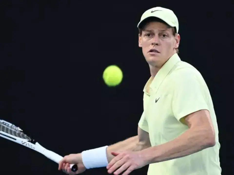 Tennis, Sinner buona la “prima” agli Internazionali d’Italia: vince contro Navone e vola al terzo turno