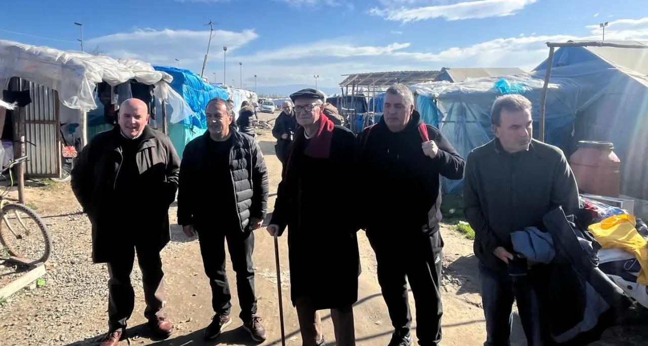 Viaggio tra gli invisibili della tendopoli di San Ferdinando: Mimmo Lucano e Peppino Lavorato danno voce ai migranti\n