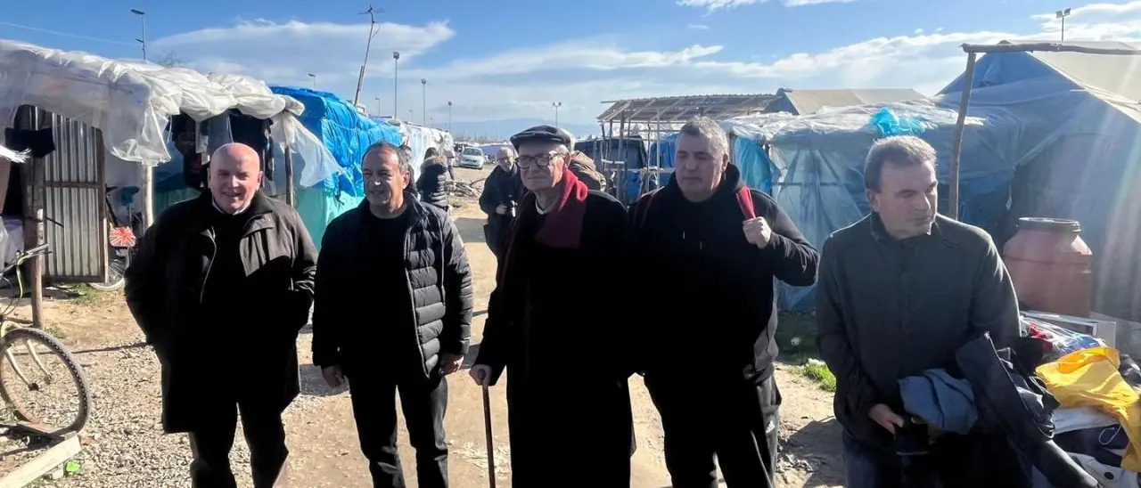 Viaggio tra gli invisibili della tendopoli di San Ferdinando: Mimmo Lucano e Peppino Lavorato danno voce ai migranti\n