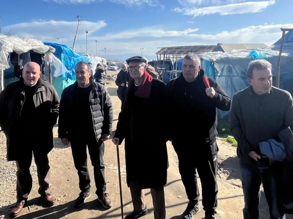 Viaggio tra gli invisibili della tendopoli di San Ferdinando: Mimmo Lucano e Peppino Lavorato danno voce ai migranti