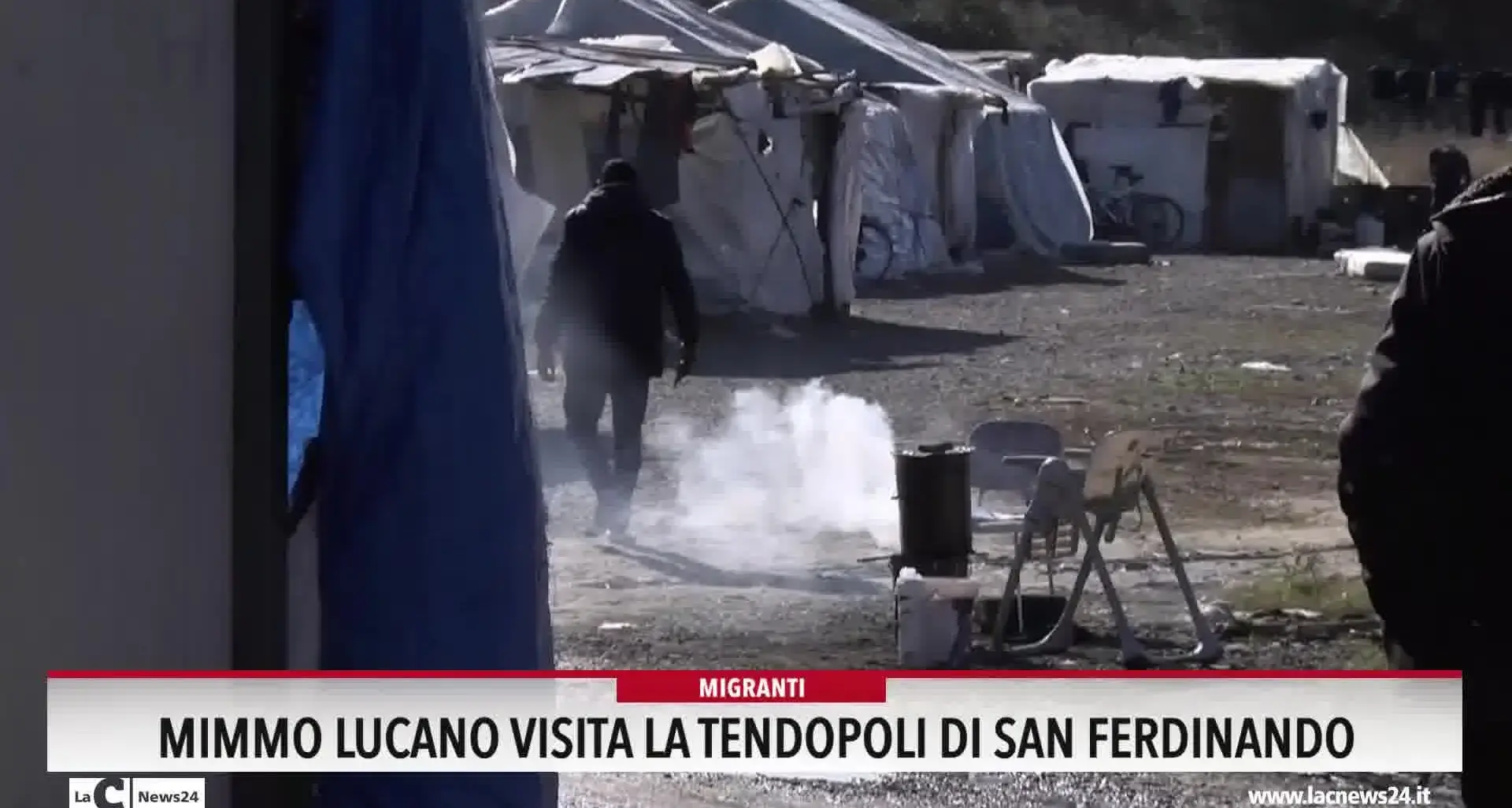 Mimmo Lucano visita la tendopoli di San Ferdinando