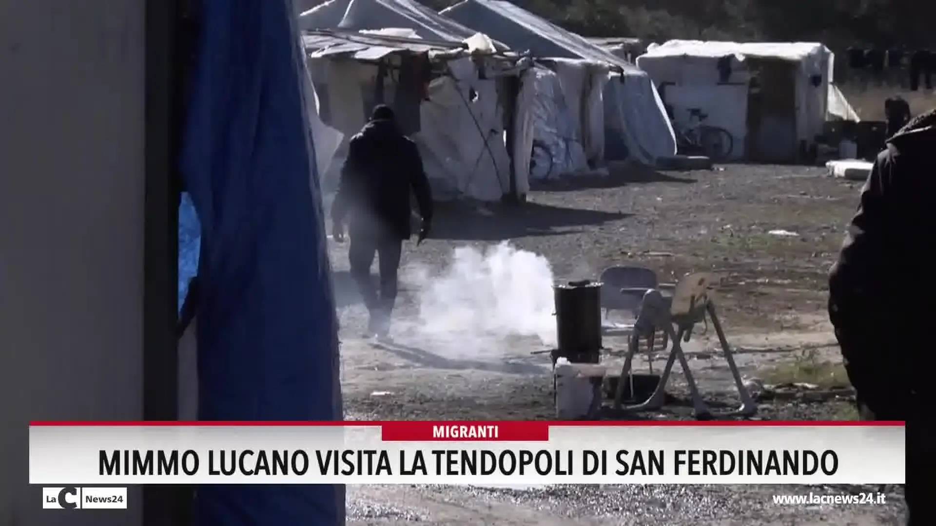 Mimmo Lucano visita la tendopoli di San Ferdinando