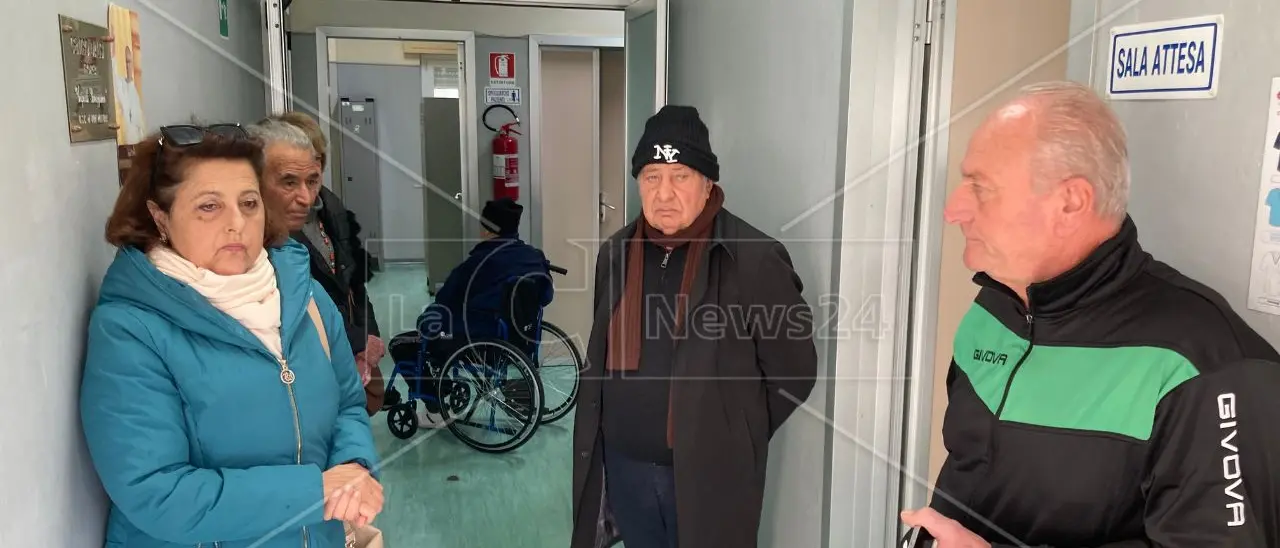 Carenza di personale e ritardi, la protesta dei dializzati a Tropea: «La nostra vita è appesa a un filo, se ne rendono conto?»\n
