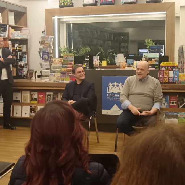 Luca Arnaù in Calabria per il book tour del suo Gli Arcani di Leonardo: «A Milano c’è la nebbia, qui la bellezza»\n