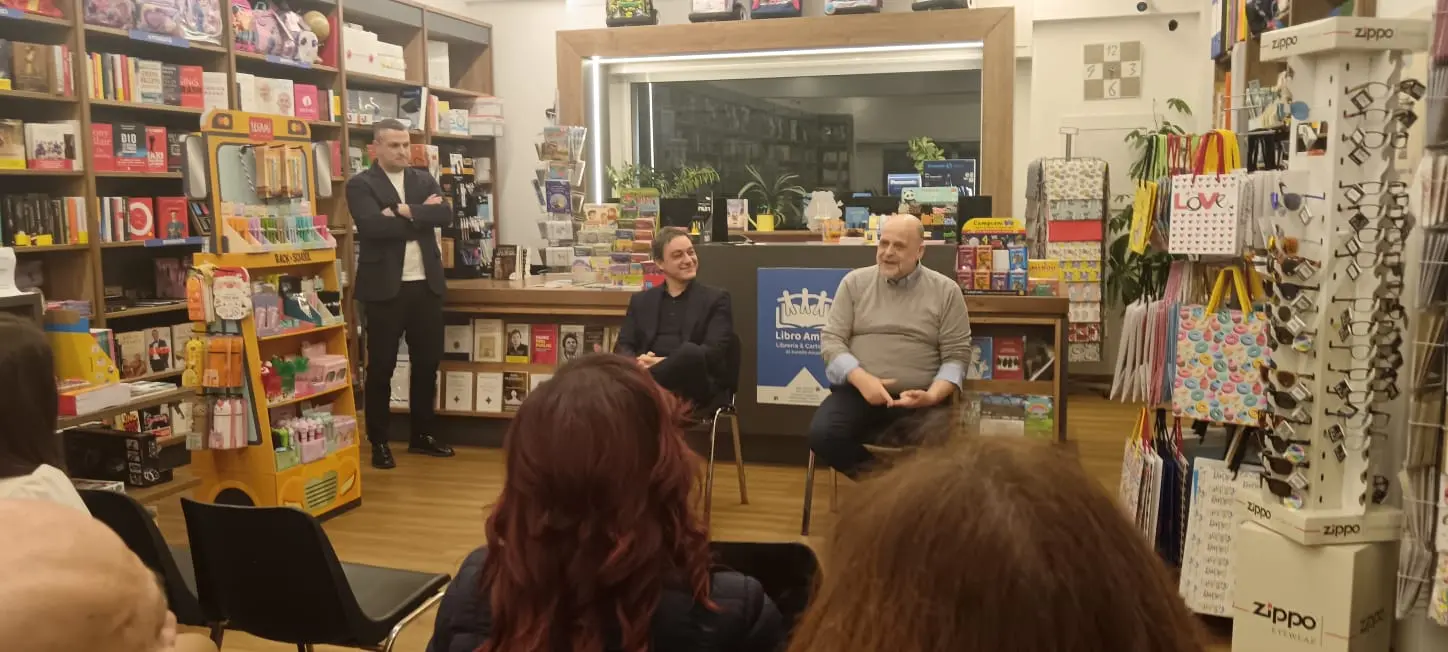 Luca Arnaù in Calabria per il book tour del suo Gli Arcani di Leonardo: «A Milano c’è la nebbia, qui la bellezza»\n