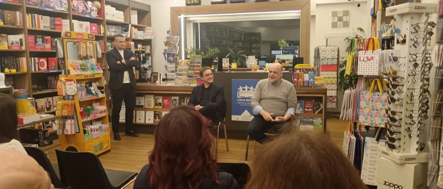 Luca Arnaù in Calabria per il book tour del suo Gli Arcani di Leonardo: «A Milano c’è la nebbia, qui la bellezza»\n