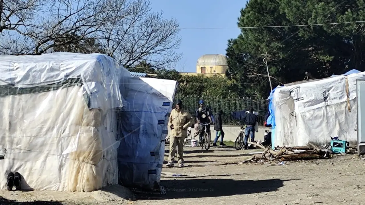 <p>La tendopoli dei migranti a&nbsp;San Ferdinando</p>\\n